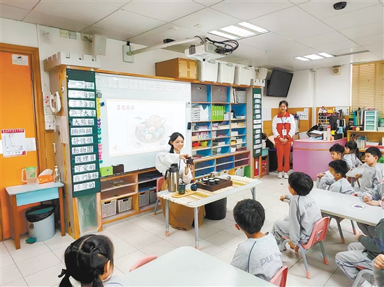 江門幼專學(xué)子為澳門小朋友表演茶藝。