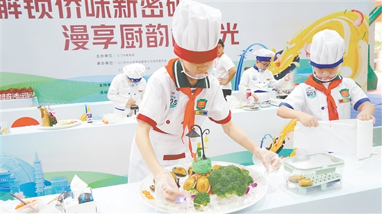 同學(xué)們做飯菜做得有模有樣。