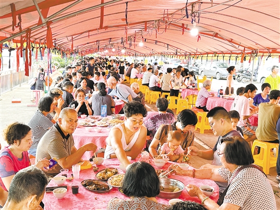 每年端午節(jié)期間，村民都會組織在一起吃龍船飯。