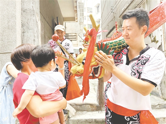 泗丫村將“扒旱龍”的習(xí)俗保留下來(lái)。