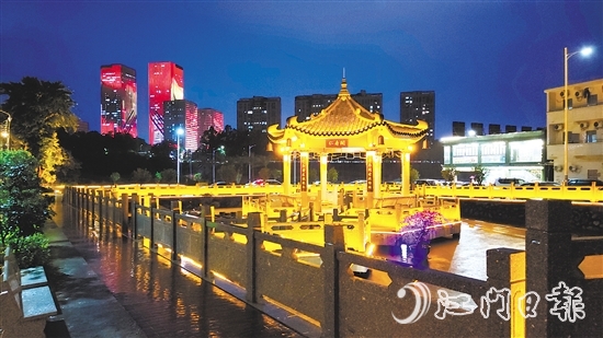 篁莊社區(qū)積極修繕活化老舊建筑，以文明實(shí)踐夯實(shí)民生基礎(chǔ)。圖為“仁壽閣”親水涼亭夜景。