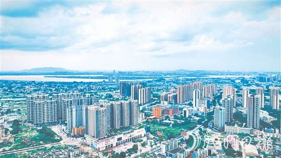 鶴山市將全國文明城市創(chuàng)建與省“百千萬工程”典型縣建設(shè)緊密結(jié)合、協(xié)同推進(jìn)，著力推進(jìn)城鄉(xiāng)區(qū)域協(xié)調(diào)發(fā)展。圖為鶴山城區(qū)新貌。