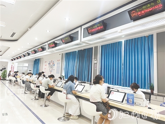 鶴山市行政服務(wù)中心以文明城市創(chuàng)建工作為抓手，推出一系列便民舉措，助力打造優(yōu)質(zhì)營(yíng)造環(huán)境。