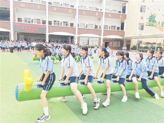 各班參賽學(xué)生以腿為槳、以手為舵，配合默契、奮勇向前。