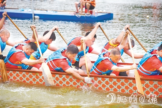 恩平市橫陂鎮(zhèn)藍(lán)田水閘河道上演龍舟精彩對(duì)決。周曉營攝