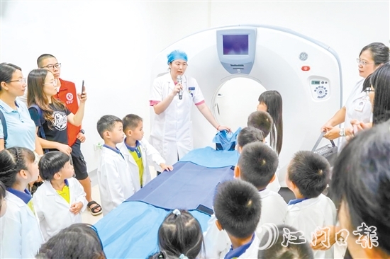 新會(huì)區(qū)婦幼保健院舉辦“小醫(yī)生體驗(yàn)日”活動(dòng)，打造兒童友好就診新體驗(yàn)。