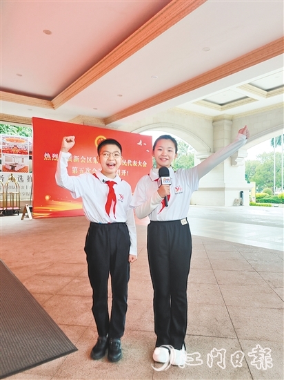 新會(huì)兒童觀察團(tuán)成員走進(jìn)兩會(huì)，參與報(bào)道。