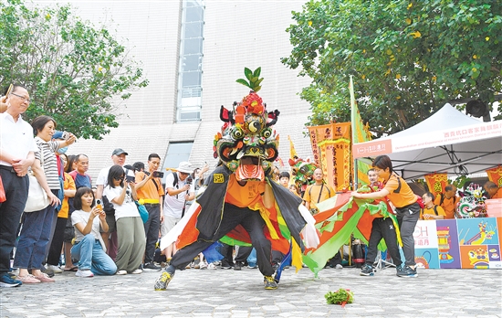 演員在香港舉行的“非遺嘉年華”上表演西貢坑口客家舞麒麟。新華社發(fā)