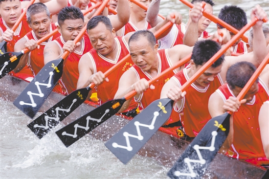 在2025年江海區(qū)禮樂(lè)龍舟活動(dòng)中，健兒們展現(xiàn)出“團(tuán)結(jié)拼搏、奮勇?tīng)?zhēng)先”的精神。周華東