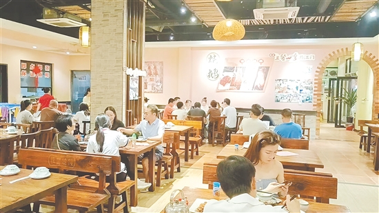 恒益燒臘的燒鵝吸引大家慕名而來品嘗。