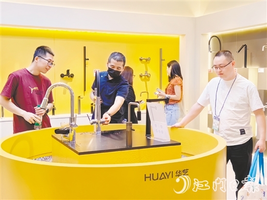 此次上海廚衛(wèi)展現(xiàn)場，開平衛(wèi)浴企業(yè)帶來多款引發(fā)業(yè)界關(guān)注的代表性新品。