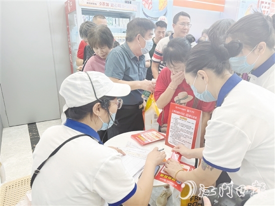不少長者前來參加活動和辦理長者優(yōu)惠卡。