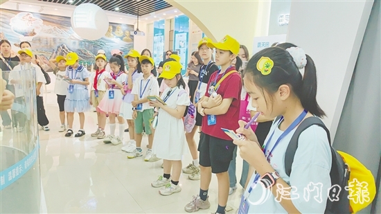 觀察團成員寫下自己的建議，為城市發(fā)展建言獻策。