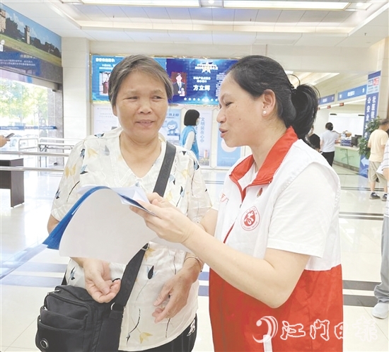 黨員志愿者為老年人提供全流程“暖心陪伴”服務(wù)。