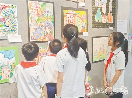 充滿童趣的繪畫作品吸引不少學(xué)生駐足欣賞。