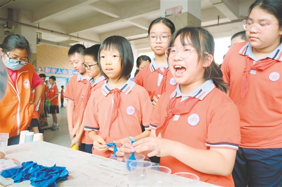 紫茶學(xué)子體驗(yàn)科學(xué)小游戲。
