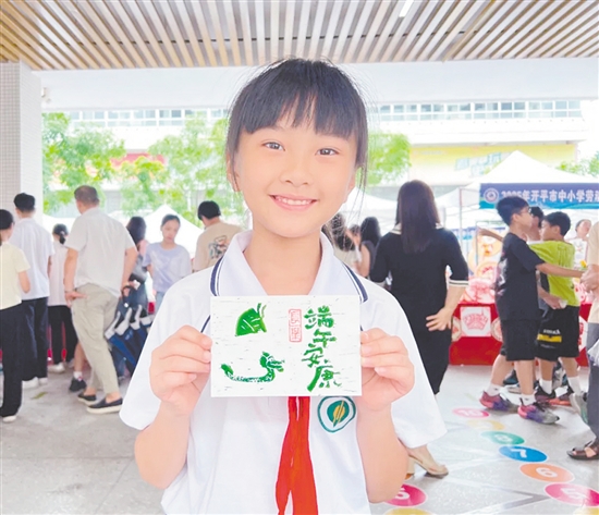 學生展示手工制作品。