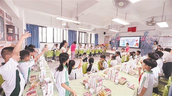 學(xué)生們參加家委會(huì)組織的班級(jí)趣味活動(dòng)慶祝節(jié)日。