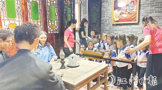 外海街道攜手江門幼師，打造“行走的思政課”，帶領(lǐng)青少年體悟革命先輩的精神。