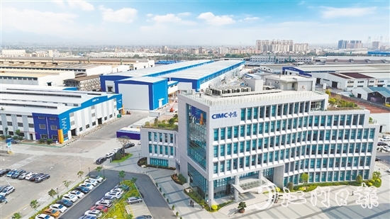 大鰲鎮(zhèn)是廣東省集裝箱制造專業(yè)鎮(zhèn)，已形成以新會中集集裝箱有限公司為龍頭的產(chǎn)業(yè)集群。