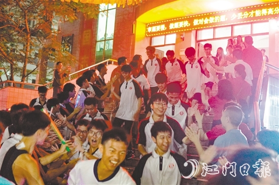 高一高二學(xué)生齊聚校道兩旁，為即將高考的高三學(xué)長(zhǎng)學(xué)姐送上祝福。