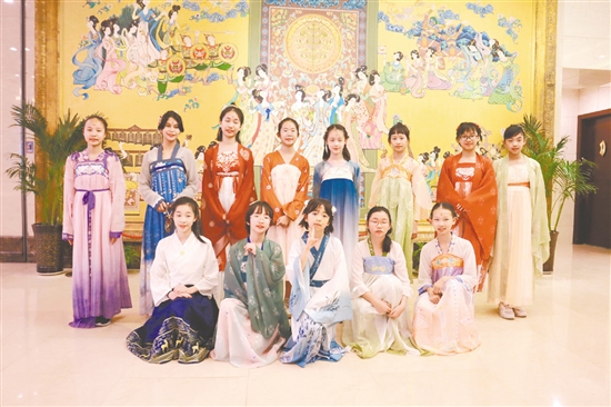 學(xué)員在西安體驗(yàn)唐服。