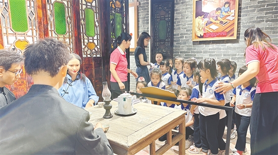外海街道攜手江門幼師，打造“行走的思政課”，帶領青少年體悟革命先輩的精神。