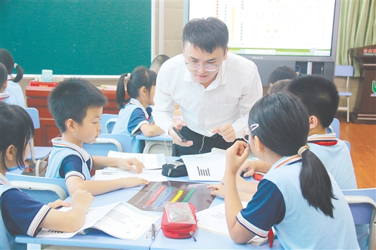 學(xué)校通過(guò)專家講學(xué)、教師培訓(xùn)、公開(kāi)課研討、“青藍(lán)工程”等多元路徑，為教師搭建成長(zhǎng)平臺(tái)。