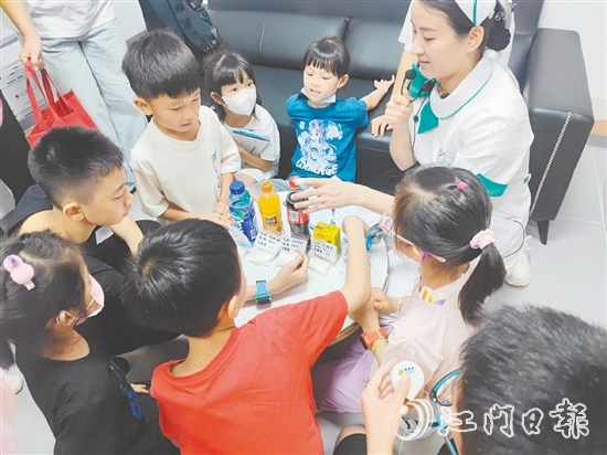 醫(yī)護人員針對常見的飲食誤區(qū)進行科普。