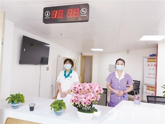 鶴山工業(yè)城養(yǎng)老服務(wù)中心設(shè)置呼叫站，確保長(zhǎng)者能及時(shí)享受專業(yè)的護(hù)理和醫(yī)療服務(wù)。