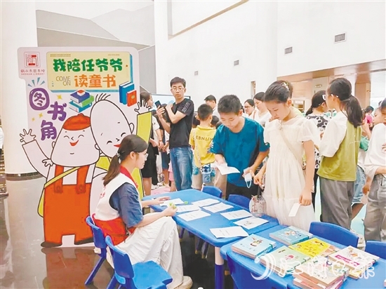 在鶴山市圖書館，小朋友參加游園會(huì)。