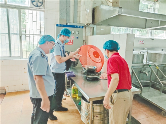鶴山市市場(chǎng)監(jiān)管局開(kāi)展考前食品安全檢查。