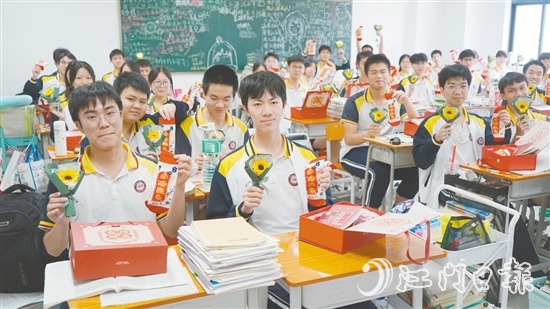 江門一中高三（13）班班主任和家委給同學們準備了“高考加油包”。