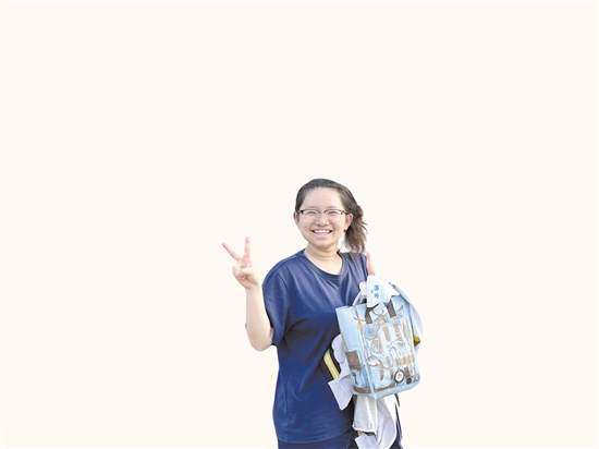 昨日下午數(shù)學(xué)考試結(jié)束，在江門(mén)一中考點(diǎn)，一位考生笑容滿(mǎn)面地走出考場(chǎng)。