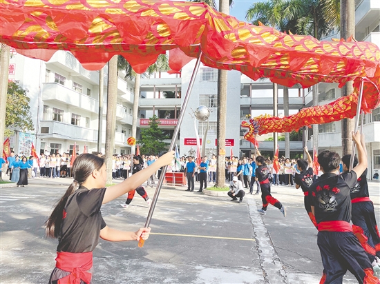 恩平僑中學(xué)弟學(xué)妹舞獅舞龍為高三學(xué)生送考。