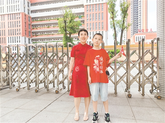 關(guān)女士穿著紅色旗袍為大兒子加油，寓意“開(kāi)門(mén)紅”。