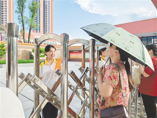 不少家長為孩子送來“愛心餐”。