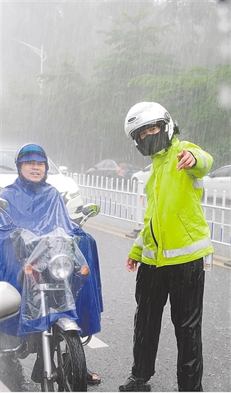 交警全程不撐傘，在大雨中維持交通。