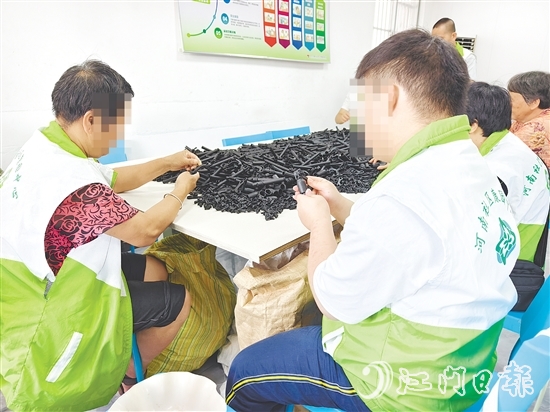 在恩平市殘聯(lián)的大力支持下，“天使助殘”殘疾人手工坊拓寬輔助就業(yè)渠道，幫助更多殘疾人就業(yè)增收。