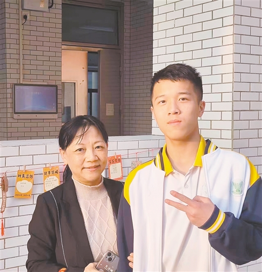 許顥鏵（右）和老師合影。