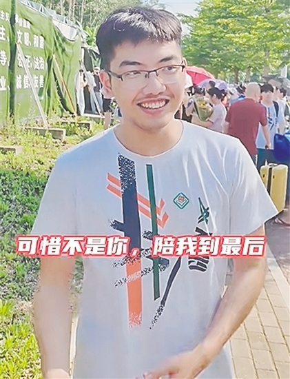 李冠宏在投入地演唱。視頻截圖