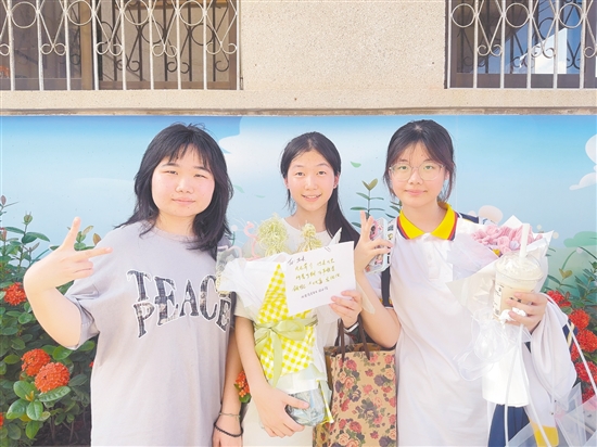 禮樂中學(xué)考生收到好室友親手制作的花束，一起慶祝高考順利結(jié)束。