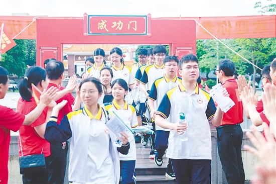 高考不僅是對(duì)學(xué)識(shí)的檢驗(yàn)，更是一段鐫刻著拼搏與成長(zhǎng)的青春記憶。
