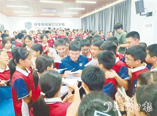 講座后，學(xué)生們紛紛找徐吉磊簽名留念。