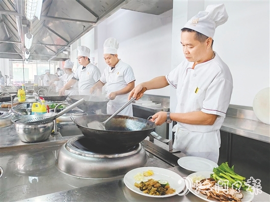 近年來，開平市人社局依托“粵菜師傅”技能大師工作室及企業(yè)實(shí)訓(xùn)基地，累計(jì)培養(yǎng)持證“粵菜師傅”超1000人。