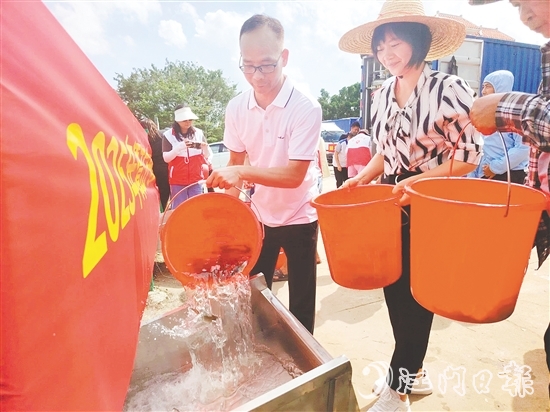 參與人員將魚苗緩緩倒入放流槽。