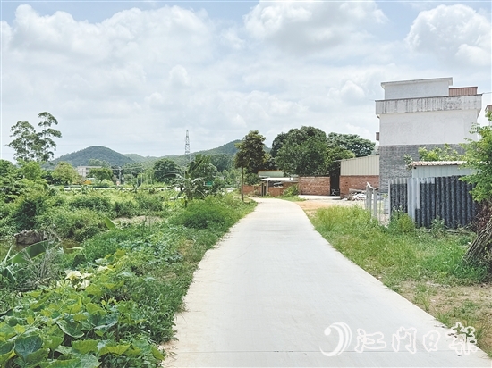 曾經(jīng)泥濘的道路經(jīng)過(guò)改造后，面貌煥然一新，村民出行、農(nóng)產(chǎn)品運(yùn)輸更方便了。