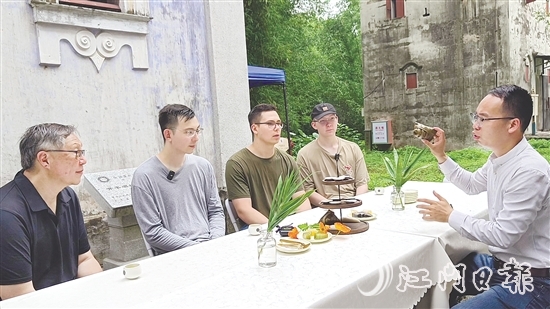 胡毓航和三個兒子通過地方美食了解家鄉(xiāng)風土人情。