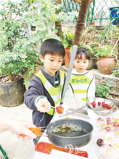 孩子們用自己采收的甘蔗熬糖水制作糖葫蘆，感受勞動(dòng)的樂(lè)趣。