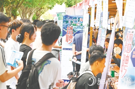 招聘活動(dòng)現(xiàn)場人頭攢動(dòng)。